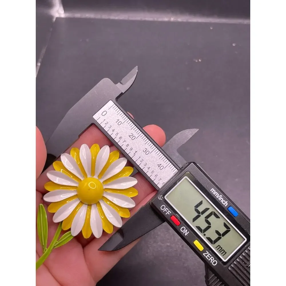 Vtg White & Yellow Green Enamel Summer Daisy Flower Metal Pins Brooch
